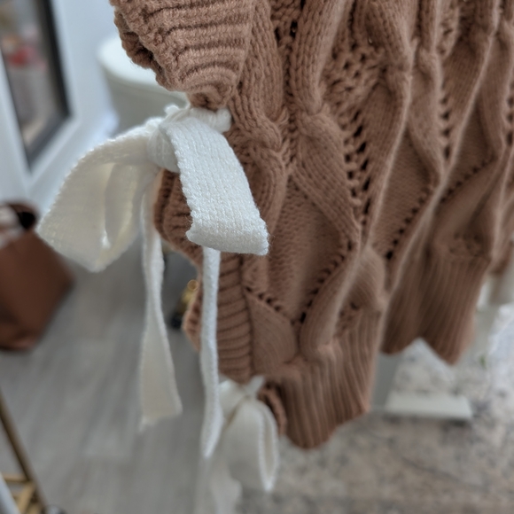 &merci Sleeveless Sweater With Ties - Picture 5 of 5